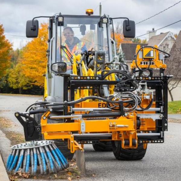 Balais mécaniques rotatifs pour tous types de travaux municipaux