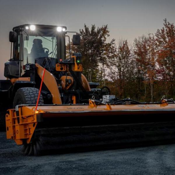 Balais mécaniques rotatifs pour les environnements aéroportuaires